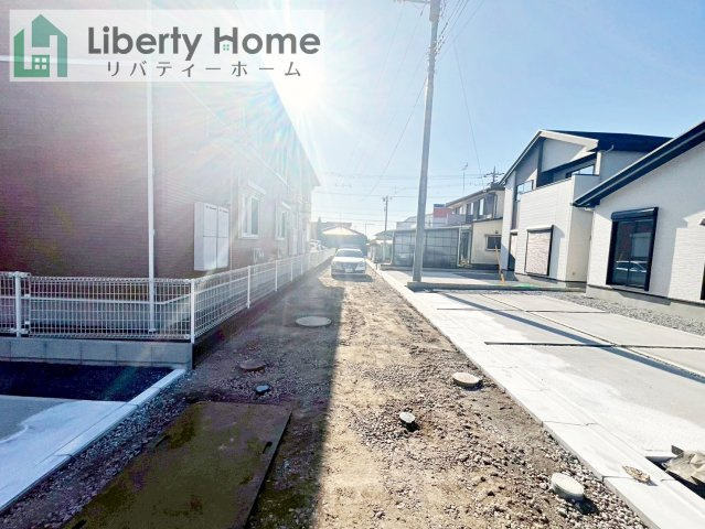 土浦市摩利山新田１期　新築戸建　2号棟の前面道路含む現地写真