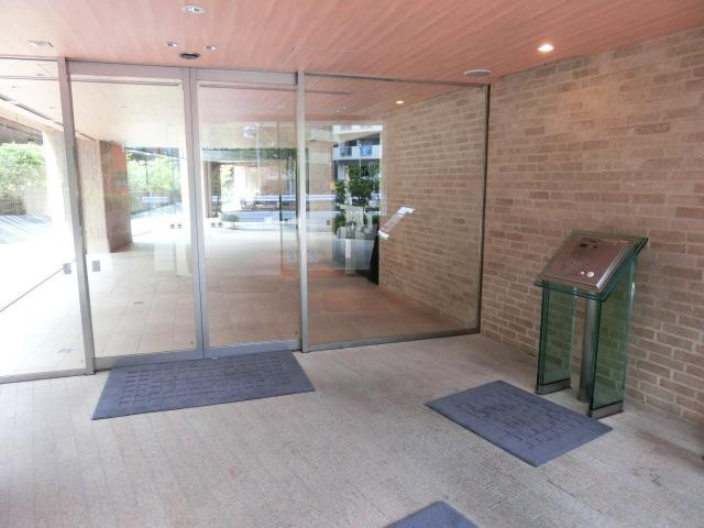 プラウド新宿御苑エンパイアのエントランス