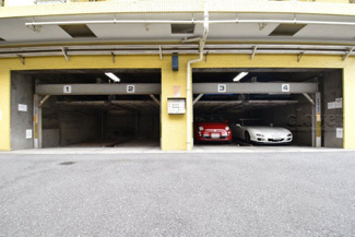 【駐車場】 | マンションの駐車場スペース。空きの有無や駐車料金、サイズ規定などについては、改めてお問い合わせください。～即日のご見学可能～　お問合せはお気軽にどうぞ。