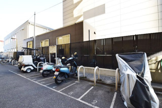 【駐車場】 | バイク置き場。空き区画の有無や駐輪料金、サイズおよび排気量規定などについては、改めてお問い合わせください。～即日のご見学可能～　お問合せはお気軽にどうぞ。