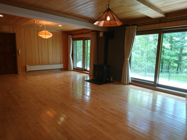 【動画付き】旧軽井沢 三笠別荘地 高台にある中古戸建の居間・リビング