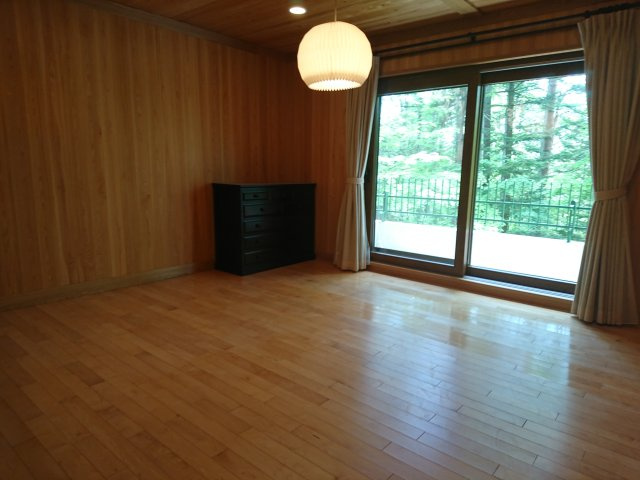 【動画付き】旧軽井沢 三笠別荘地 高台にある中古戸建の洋室