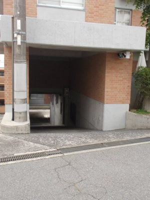 【駐車場】 | 千里中央ローズヴィラ | 駐車場出入口