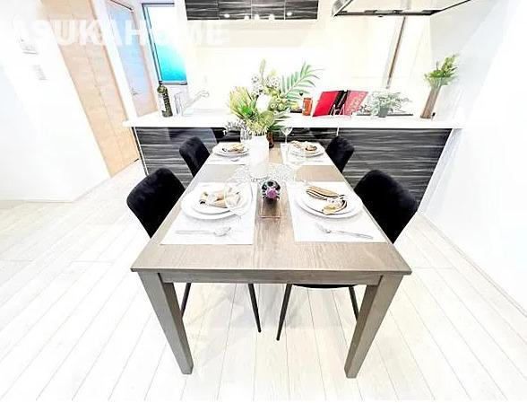 緑区東本郷６丁目 戸建ての居間・リビング|おしゃれなリビングですお庭はガーデニングや家庭菜園に◎お庭はガーデニングや家庭菜園に◎