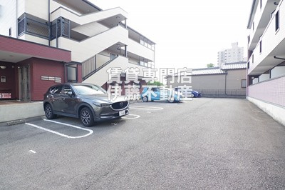 N’sハイツの駐車場