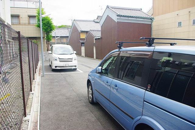 今小路町大西モータープールの外観