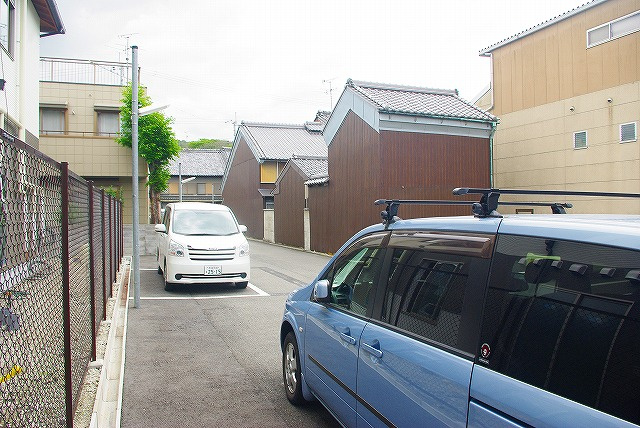 今小路町大西モータープールの外観