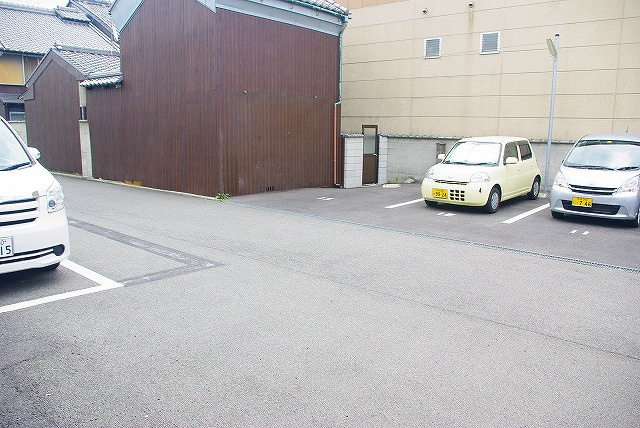 今小路町大西モータープールの外観
