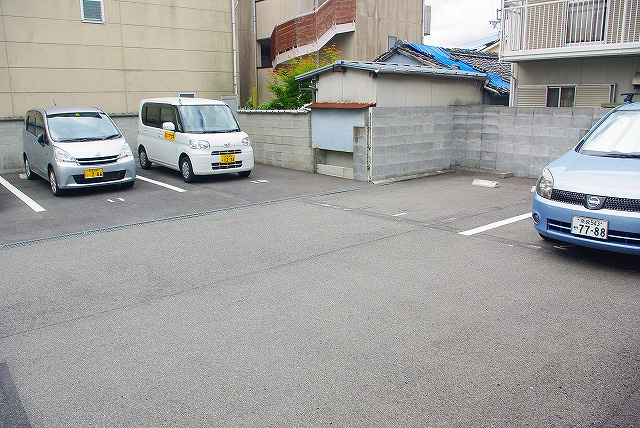今小路町大西モータープールの外観