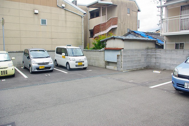 今小路町大西モータープールの外観