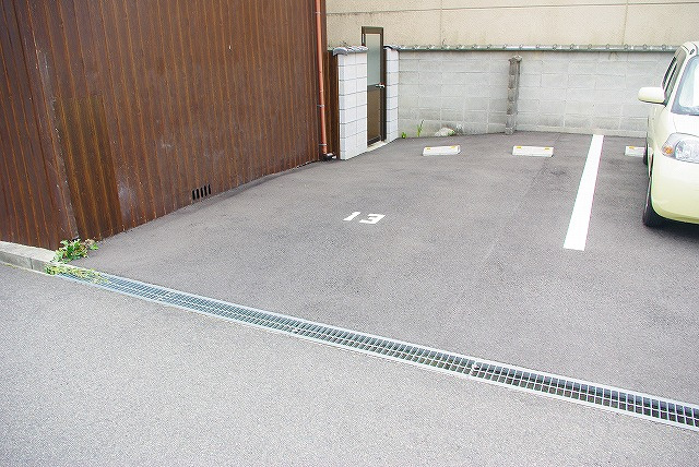 今小路町大西モータープールの外観