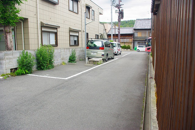 今小路町大西モータープールの外観