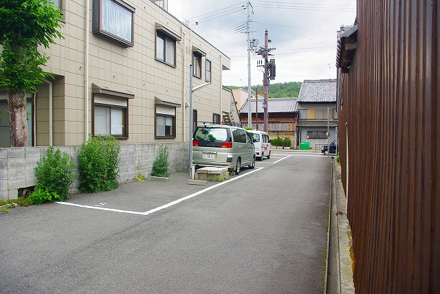 今小路町大西モータープールの外観