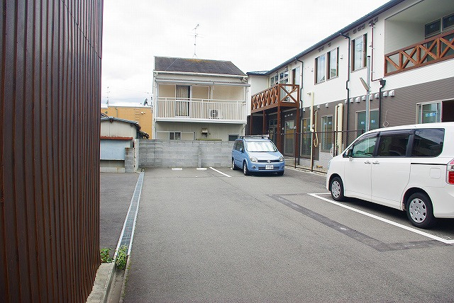 今小路町大西モータープールの外観