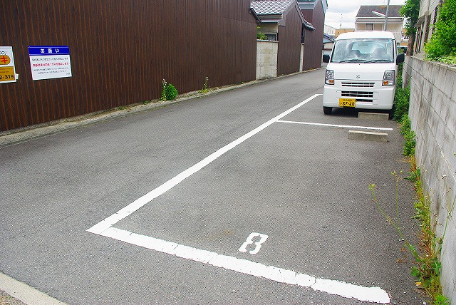 今小路町大西モータープールの外観