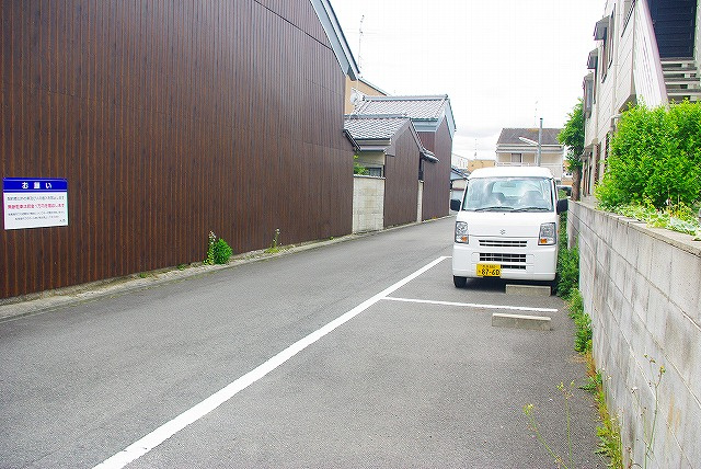 今小路町大西モータープールの外観