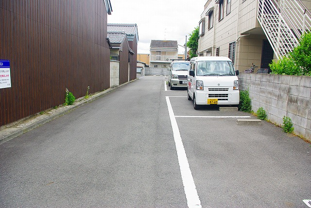 今小路町大西モータープールの外観
