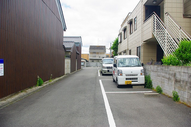 今小路町大西モータープールの外観