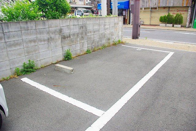 今小路町大西モータープールの外観