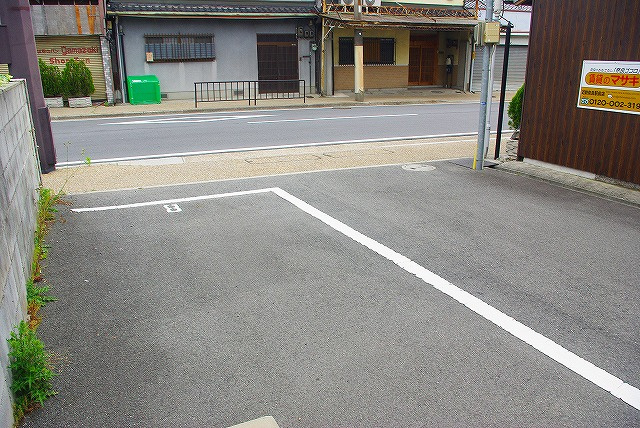 今小路町大西モータープールの外観