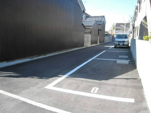今小路町大西モータープールの外観