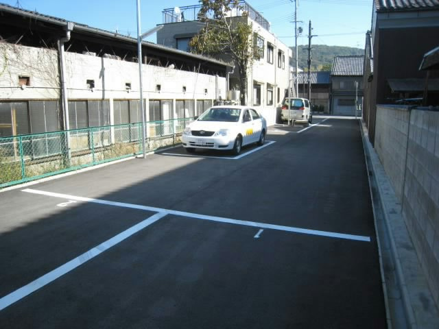 今小路町大西モータープールの外観