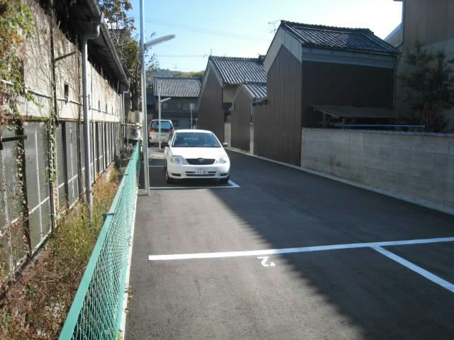 今小路町大西モータープールの外観