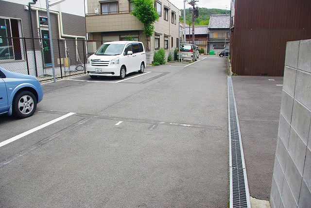 今小路町大西モータープールの外観