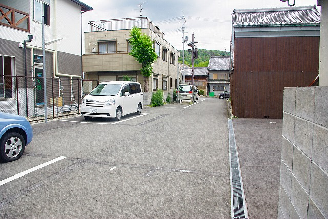 今小路町大西モータープールの外観