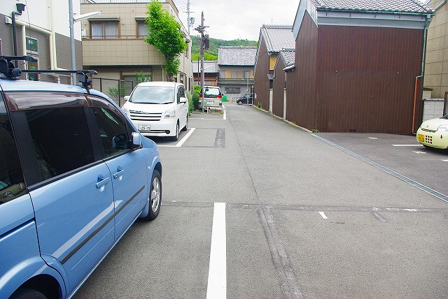 今小路町大西モータープールの外観