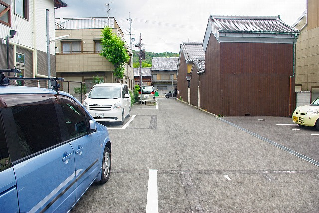今小路町大西モータープールの外観