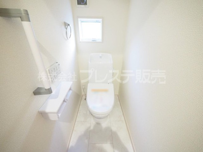 【トイレ】 | 奈良市中町の新築一戸建 全２区画 | 現地写真（１号地１階トイレ）温水洗浄便座を標準装備！
