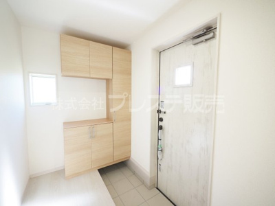 【玄関】 | 奈良市中町の新築一戸建 全２区画 | 現地写真（１号地玄関）電子ロック＆ディンプルキーを標準装備！