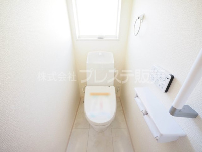 【トイレ】 | 奈良市中町の新築一戸建 全２区画 | 現地写真（１号地２階トイレ）温水洗浄便座を標準装備！