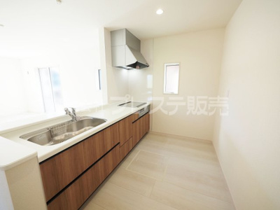 【キッチン】 | 奈良市中町の新築一戸建 全２区画 | 現地写真（１号地キッチン）人気の対面キッチン♪