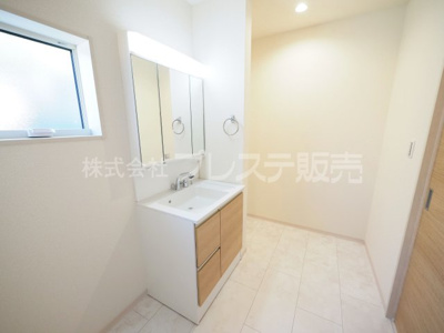 【洗面所】 | 奈良市中町の新築一戸建 全２区画 | 現地写真（１号地洗面）シャワー付き洗面化粧台