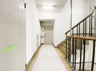 【その他共用部分】 | 共用廊下です。ここもきれいに清掃されています。周囲のお部屋の様子も、ぜひ伺ってみてください。～即日のご見学可能～　お問合せはお気軽にどうぞ。