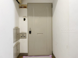 【その他共用部分】 | 皆様をお迎えする、お部屋の玄関ドア。開けやすさや開放角度、ドアノブの操作しやすさや鍵の形状などを、現地で一度ご確認ください。～即日のご見学可能～　お問合せはお気軽にどうぞ。