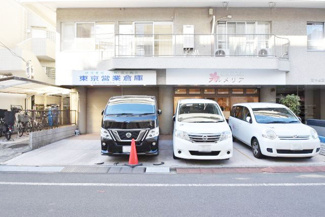 【駐車場】 | マンションの駐車場スペース。空きの有無や駐車料金、サイズ規定などについては、改めてお問い合わせください。～即日のご見学可能～　お問合せはお気軽にどうぞ。
