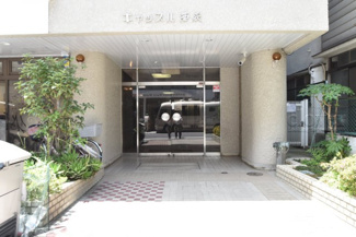 【エントランス】 | マンションの正面エントランス。出入りする人間を癒してくれるマンション入り口であり、その建物の「顔」でもあります。～即日のご見学可能～　お問合せはお気軽にどうぞ。
