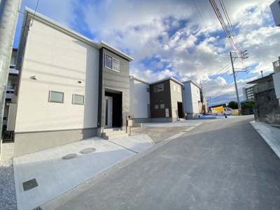 【前面道路含む現地写真】 | 沖縄市南桃原（全8棟）5号棟 | ※北側道路4.5m♪