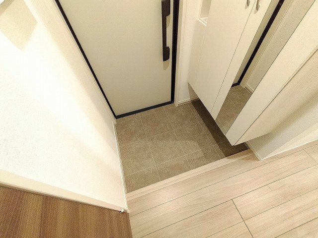 神戸市兵庫区三川口町１丁目のアパートの玄関|シューズボックス付き