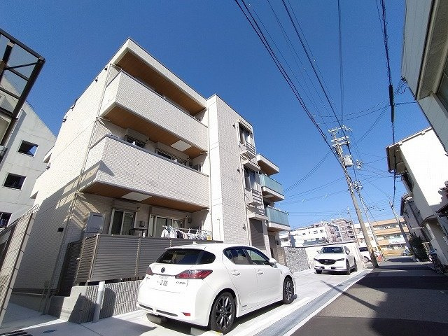 神戸市兵庫区三川口町１丁目のアパートの外観