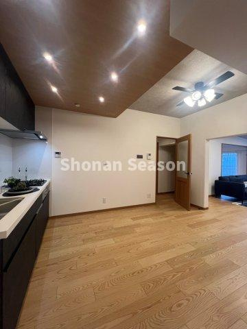 【居間・リビング】 | ポップアップ天井には、埃が溜まりづらいダウンライトを設置しました♪