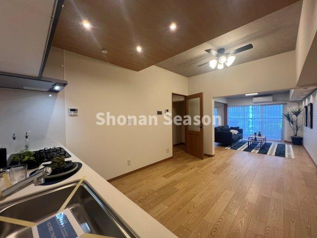 【キッチン】 | テーブル・ソファを置いてもスペースにゆとりある広々リビング◎