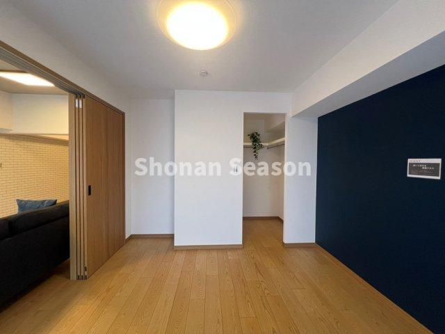 【収納】 | リビング繋がりの洋室には、収納の自由度高く大容量「ＷＩＣ」を完備◎
生活と共に増える荷物もスッキリ片付きます。