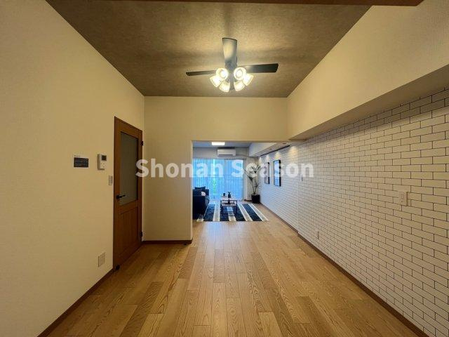 【居間・リビング】 | 気持ちよい新生活がお迎えできる新規リノベマンション（R7.9月）　
最上階・南向き！住み心地も快適です♪