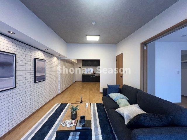 【居間・リビング】 | 空間にメリハリつくアクセントクロス使用で、華やかな空間に♪