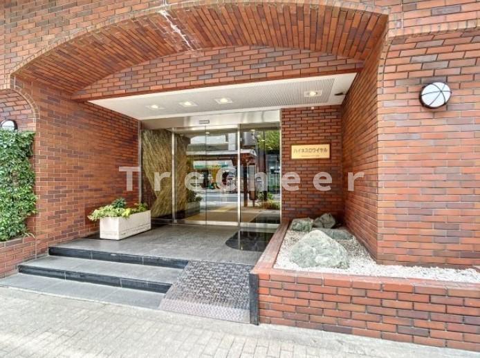 ハイネスロワイヤルのエントランス