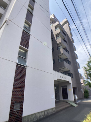 【外観】 | 桜山ハイツ | ◆「桜山ハイツ」は、名古屋市桜通線の「桜山駅」から徒歩約5分の距離に位置しており、日々の通勤や通学、さらにはお出かけにも便利な立地です。バス停も目の前にあるお年寄りも大変便利です。